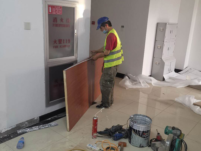 門框窗框更換翻新:門窗套就是指：在門窗洞口兩個立邊的垂直面，可以是突出外墻形成邊框，也可和外墻保持平齊，既要立邊垂直平整，而且又要滿足和墻面平整，所以它的質(zhì)量會要求相對高一些。 找位與劃線：在安裝前，需要根據(jù)設(shè)計圖的要求，先找好標(biāo)高、平面位置、豎向尺寸進(jìn)行彈線。 核查預(yù)埋件和洞口：對于有預(yù)埋件、木磚的門窗套安裝工程，彈線后應(yīng)該檢查預(yù)埋件、木磚是否符合設(shè)計要求。 龍骨、基層板配制與安裝：根據(jù)洞口實際尺寸，按設(shè)計規(guī)定骨架料斷面規(guī)格，可將龍骨架或基層板分三片預(yù)制，洞頂一片、兩側(cè)各一片。每片龍骨架一般情況下為兩根立框料，當(dāng)門窗套寬度大于500mm，中間應(yīng)適當(dāng)增加立框料。橫向龍骨間距不大于400mm;面板寬度大于500mm時，橫向龍骨間距不大于300mm。