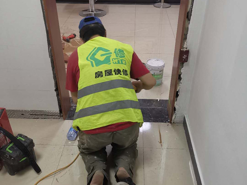 門框窗框更換翻新:門窗套就是指：在門窗洞口兩個立邊的垂直面，可以是突出外墻形成邊框，也可和外墻保持平齊，既要立邊垂直平整，而且又要滿足和墻面平整，所以它的質(zhì)量會要求相對高一些。 找位與劃線：在安裝前，需要根據(jù)設(shè)計圖的要求，先找好標(biāo)高、平面位置、豎向尺寸進(jìn)行彈線。 核查預(yù)埋件和洞口：對于有預(yù)埋件、木磚的門窗套安裝工程，彈線后應(yīng)該檢查預(yù)埋件、木磚是否符合設(shè)計要求。 龍骨、基層板配制與安裝：根據(jù)洞口實際尺寸，按設(shè)計規(guī)定骨架料斷面規(guī)格，可將龍骨架或基層板分三片預(yù)制，洞頂一片、兩側(cè)各一片。每片龍骨架一般情況下為兩根立框料，當(dāng)門窗套寬度大于500mm，中間應(yīng)適當(dāng)增加立框料。橫向龍骨間距不大于400mm;面板寬度大于500mm時，橫向龍骨間距不大于300mm。