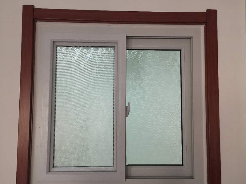 門框窗框更換翻新:門窗套就是指：在門窗洞口兩個立邊的垂直面，可以是突出外墻形成邊框，也可和外墻保持平齊，既要立邊垂直平整，而且又要滿足和墻面平整，所以它的質(zhì)量會要求相對高一些。 找位與劃線：在安裝前，需要根據(jù)設(shè)計圖的要求，先找好標(biāo)高、平面位置、豎向尺寸進(jìn)行彈線。 核查預(yù)埋件和洞口：對于有預(yù)埋件、木磚的門窗套安裝工程，彈線后應(yīng)該檢查預(yù)埋件、木磚是否符合設(shè)計要求。 龍骨、基層板配制與安裝：根據(jù)洞口實際尺寸，按設(shè)計規(guī)定骨架料斷面規(guī)格，可將龍骨架或基層板分三片預(yù)制，洞頂一片、兩側(cè)各一片。每片龍骨架一般情況下為兩根立框料，當(dāng)門窗套寬度大于500mm，中間應(yīng)適當(dāng)增加立框料。橫向龍骨間距不大于400mm;面板寬度大于500mm時，橫向龍骨間距不大于300mm。