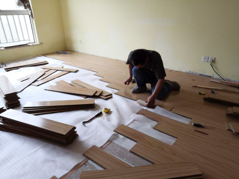 客廳木地板換新:基層清理&rarr;涂刷底膠&rarr;彈線、找平&rarr;鉆孔、安裝預(yù)埋件&rarr;安裝毛地板、找平、刨平&rarr;釘術(shù)地板、找平、刨平&rarr;釘踢腳板&rarr;刨光、打磨&rarr;油漆&rarr;上蠟。 1. 實(shí)鋪地板要先安裝地龍骨,然后再進(jìn)行木地板的鋪裝。 2. 龍骨的安裝方法:應(yīng)先在地面做預(yù)埋件,以固定木龍骨,預(yù)埋件為螺栓及鉛絲,預(yù)埋件間距為800毫米,從地面鉆孔下入。 3. 木地板的安裝方法：實(shí)鋪實(shí)木地板應(yīng)有基面板,基面板使用大芯板。 4. 地板鋪裝完成后,先用刨子將表面刨平刨光,將地板表面清掃干凈后涂刷地板漆,進(jìn)行拋光上蠟處理。