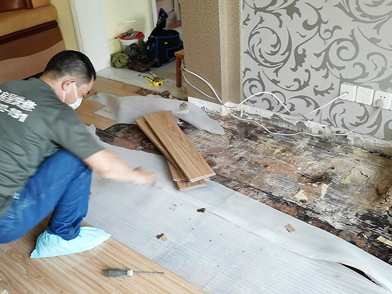 客廳木地板換新:基層清理&rarr;涂刷底膠&rarr;彈線、找平&rarr;鉆孔、安裝預(yù)埋件&rarr;安裝毛地板、找平、刨平&rarr;釘術(shù)地板、找平、刨平&rarr;釘踢腳板&rarr;刨光、打磨&rarr;油漆&rarr;上蠟。 1. 實(shí)鋪地板要先安裝地龍骨,然后再進(jìn)行木地板的鋪裝。 2. 龍骨的安裝方法:應(yīng)先在地面做預(yù)埋件,以固定木龍骨,預(yù)埋件為螺栓及鉛絲,預(yù)埋件間距為800毫米,從地面鉆孔下入。 3. 木地板的安裝方法：實(shí)鋪實(shí)木地板應(yīng)有基面板,基面板使用大芯板。 4. 地板鋪裝完成后,先用刨子將表面刨平刨光,將地板表面清掃干凈后涂刷地板漆,進(jìn)行拋光上蠟處理。