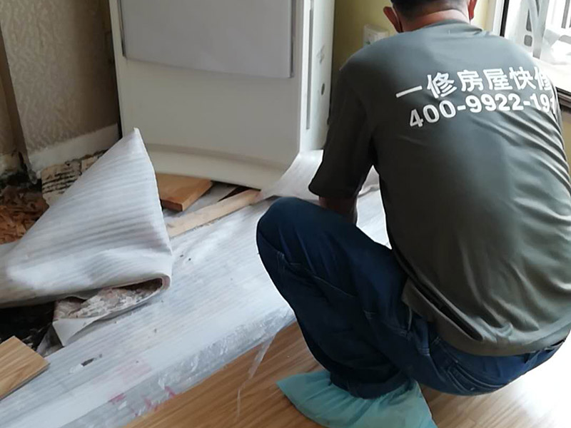 客廳木地板換新:基層清理&rarr;涂刷底膠&rarr;彈線、找平&rarr;鉆孔、安裝預(yù)埋件&rarr;安裝毛地板、找平、刨平&rarr;釘術(shù)地板、找平、刨平&rarr;釘踢腳板&rarr;刨光、打磨&rarr;油漆&rarr;上蠟。 1. 實(shí)鋪地板要先安裝地龍骨,然后再進(jìn)行木地板的鋪裝。 2. 龍骨的安裝方法:應(yīng)先在地面做預(yù)埋件,以固定木龍骨,預(yù)埋件為螺栓及鉛絲,預(yù)埋件間距為800毫米,從地面鉆孔下入。 3. 木地板的安裝方法：實(shí)鋪實(shí)木地板應(yīng)有基面板,基面板使用大芯板。 4. 地板鋪裝完成后,先用刨子將表面刨平刨光,將地板表面清掃干凈后涂刷地板漆,進(jìn)行拋光上蠟處理。