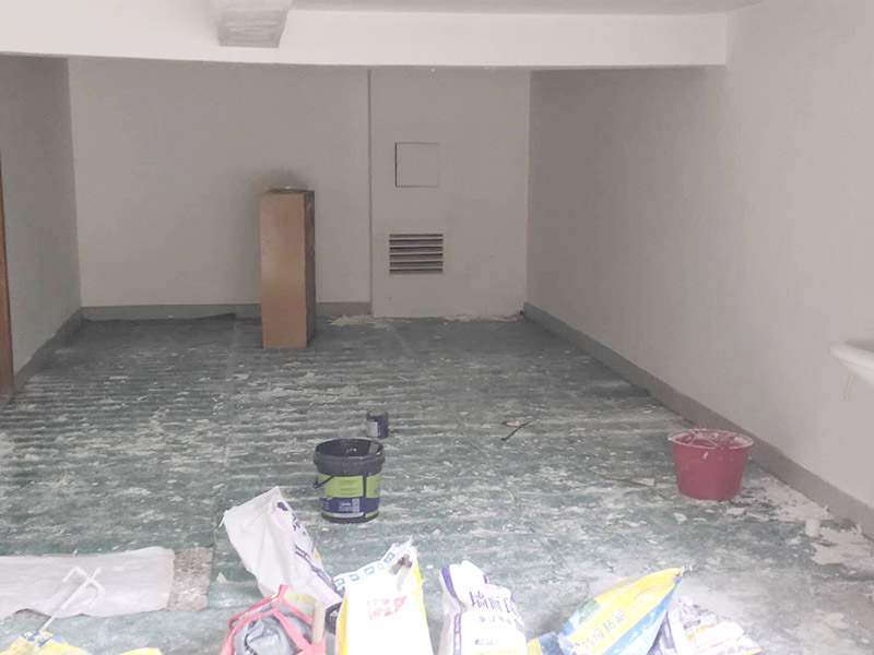 墻面基層清理：舊墻面基層處理相對新墻面較為復(fù)雜?，F(xiàn)在將舊墻上的裝飾物去掉，然后將舊墻上的灰塵、油污等清理干凈。對于舊墻面上裂紋脫落的地方，可以用水泥砂漿進(jìn)行其修復(fù)，進(jìn)行墻面的拉毛壓扁處理。 若老墻有霉變，說明墻的初期防水工程做得不好。墻體翻新時，應(yīng)先進(jìn)行墻體的防水施工。用鋼絲刷或鐵鍬將舊墻面的變色退色粉漆清洗干凈，并用清水沖洗干凈。烘干后，對墻面進(jìn)行修補和拋光。為了保證墻面的平整度，不影響墻面的二次施工。 如果舊的墻面漆膜在涂裝后保存完好，那么用清水將墻面上的污漬清洗干凈，直接進(jìn)行墻面裝飾施工。