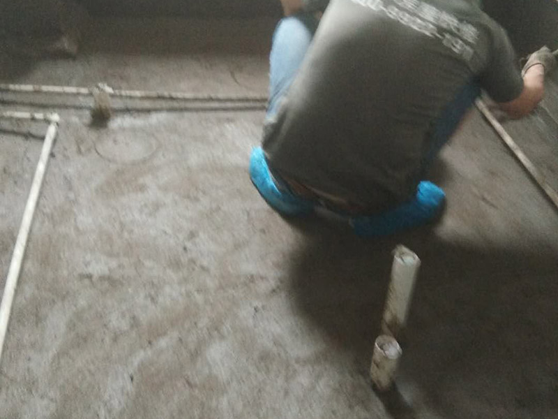 衛(wèi)生間拆除翻新裝修：首先，拆除瓷磚時要用電，而電是從客廳臨時拉的，為了避免在施工過程中發(fā)生觸電的現(xiàn)象，最好將電拉進(jìn)衛(wèi)生間內(nèi)。其次，舊房改造拆除瓷磚時可以用沖擊電鉆，這種工具方便快捷，可自由更換。但在使用前應(yīng)檢查其是否靈活，可以通過空轉(zhuǎn)一分鐘的方法進(jìn)行檢驗。用完之后及時進(jìn)行清理。最后，梯子也是必不可少的工具之一，它可以幫助工人拆掉處于高處的瓷磚，還可以架起臨時插座。 用具的拆除，這一工程根據(jù)施工工人工作的習(xí)慣，有兩種拆除方式，可以提前將其拆除，也可以在拆磚的過程中同時進(jìn)行。但并不是所有的用具都可以提前拆除，馬桶必須在瓷磚拆除之后才可以拆掉，要不然掉落的瓷磚會砸壞馬桶。用具拆除后，應(yīng)將露出的電線接口用絕緣的東西綁住。