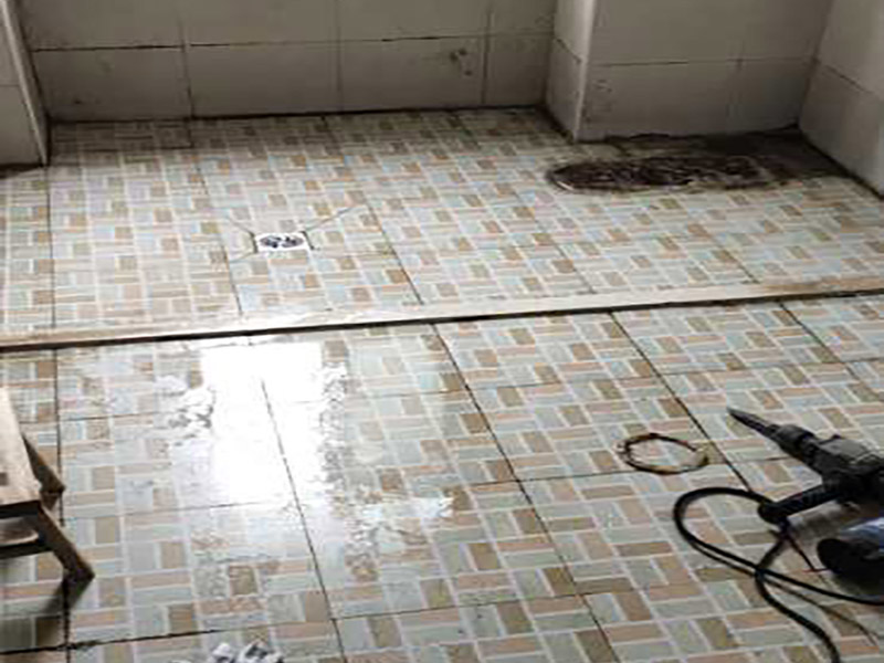 衛(wèi)生間拆除翻新裝修：首先，拆除瓷磚時要用電，而電是從客廳臨時拉的，為了避免在施工過程中發(fā)生觸電的現(xiàn)象，最好將電拉進(jìn)衛(wèi)生間內(nèi)。其次，舊房改造拆除瓷磚時可以用沖擊電鉆，這種工具方便快捷，可自由更換。但在使用前應(yīng)檢查其是否靈活，可以通過空轉(zhuǎn)一分鐘的方法進(jìn)行檢驗。用完之后及時進(jìn)行清理。最后，梯子也是必不可少的工具之一，它可以幫助工人拆掉處于高處的瓷磚，還可以架起臨時插座。 用具的拆除，這一工程根據(jù)施工工人工作的習(xí)慣，有兩種拆除方式，可以提前將其拆除，也可以在拆磚的過程中同時進(jìn)行。但并不是所有的用具都可以提前拆除，馬桶必須在瓷磚拆除之后才可以拆掉，要不然掉落的瓷磚會砸壞馬桶。用具拆除后，應(yīng)將露出的電線接口用絕緣的東西綁住。