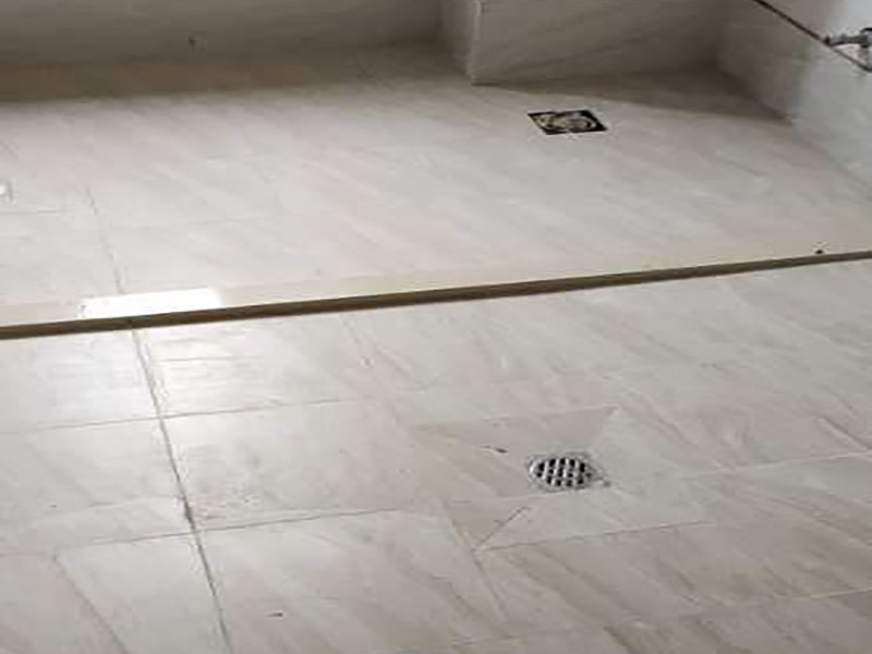 衛(wèi)生間拆除翻新裝修：首先，拆除瓷磚時要用電，而電是從客廳臨時拉的，為了避免在施工過程中發(fā)生觸電的現(xiàn)象，最好將電拉進(jìn)衛(wèi)生間內(nèi)。其次，舊房改造拆除瓷磚時可以用沖擊電鉆，這種工具方便快捷，可自由更換。但在使用前應(yīng)檢查其是否靈活，可以通過空轉(zhuǎn)一分鐘的方法進(jìn)行檢驗。用完之后及時進(jìn)行清理。最后，梯子也是必不可少的工具之一，它可以幫助工人拆掉處于高處的瓷磚，還可以架起臨時插座。 用具的拆除，這一工程根據(jù)施工工人工作的習(xí)慣，有兩種拆除方式，可以提前將其拆除，也可以在拆磚的過程中同時進(jìn)行。但并不是所有的用具都可以提前拆除，馬桶必須在瓷磚拆除之后才可以拆掉，要不然掉落的瓷磚會砸壞馬桶。用具拆除后，應(yīng)將露出的電線接口用絕緣的東西綁住。