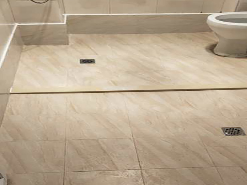 衛(wèi)生間拆除翻新裝修：首先，拆除瓷磚時要用電，而電是從客廳臨時拉的，為了避免在施工過程中發(fā)生觸電的現(xiàn)象，最好將電拉進(jìn)衛(wèi)生間內(nèi)。其次，舊房改造拆除瓷磚時可以用沖擊電鉆，這種工具方便快捷，可自由更換。但在使用前應(yīng)檢查其是否靈活，可以通過空轉(zhuǎn)一分鐘的方法進(jìn)行檢驗。用完之后及時進(jìn)行清理。最后，梯子也是必不可少的工具之一，它可以幫助工人拆掉處于高處的瓷磚，還可以架起臨時插座。 用具的拆除，這一工程根據(jù)施工工人工作的習(xí)慣，有兩種拆除方式，可以提前將其拆除，也可以在拆磚的過程中同時進(jìn)行。但并不是所有的用具都可以提前拆除，馬桶必須在瓷磚拆除之后才可以拆掉，要不然掉落的瓷磚會砸壞馬桶。用具拆除后，應(yīng)將露出的電線接口用絕緣的東西綁住。