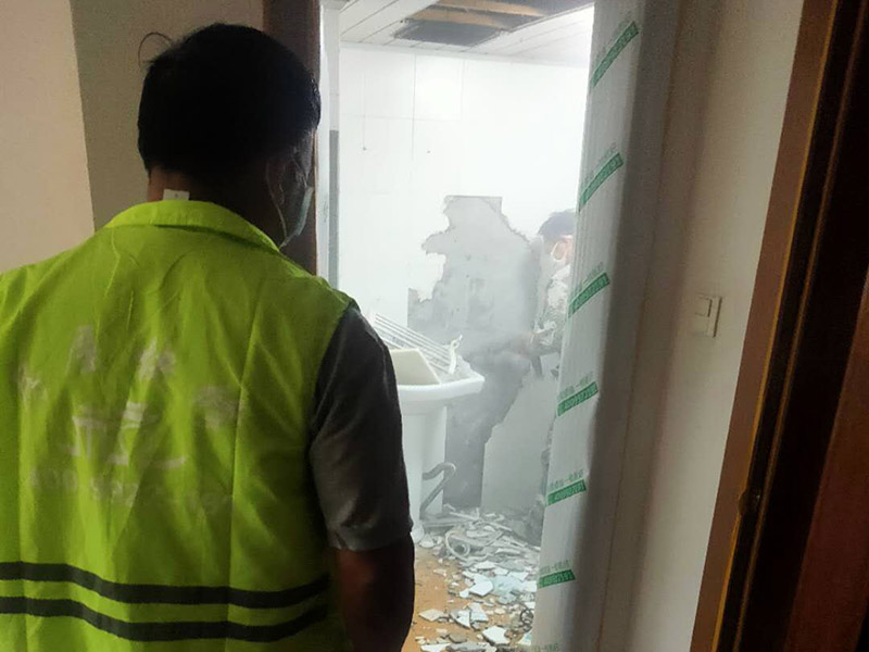 衛(wèi)生間拆除裝修:首先，拆除瓷磚時(shí)要用電，而電是從客廳臨時(shí)拉的，為了避免在施工過程中發(fā)生觸電的現(xiàn)象，最好將電拉進(jìn)衛(wèi)生間內(nèi)。其次，舊房改造拆除瓷磚時(shí)可以用沖擊電鉆，這種工具方便快捷，可自由更換。但在使用前應(yīng)檢查其是否靈活，可以通過空轉(zhuǎn)一分鐘的方法進(jìn)行檢驗(yàn)。用完之后及時(shí)進(jìn)行清理。最后，梯子也是必不可少的工具之一，它可以幫助工人拆掉處于高處的瓷磚，還可以架起臨時(shí)插座。 用具的拆除，這一工程根據(jù)施工工人工作的習(xí)慣，有兩種拆除方式，可以提前將其拆除，也可以在拆磚的過程中同時(shí)進(jìn)行。但并不是所有的用具都可以提前拆除，馬桶必須在瓷磚拆除之后才可以拆掉，要不然掉落的瓷磚會(huì)砸壞馬桶。用具拆除后，應(yīng)將露出的電線接口用絕緣的東西綁住。