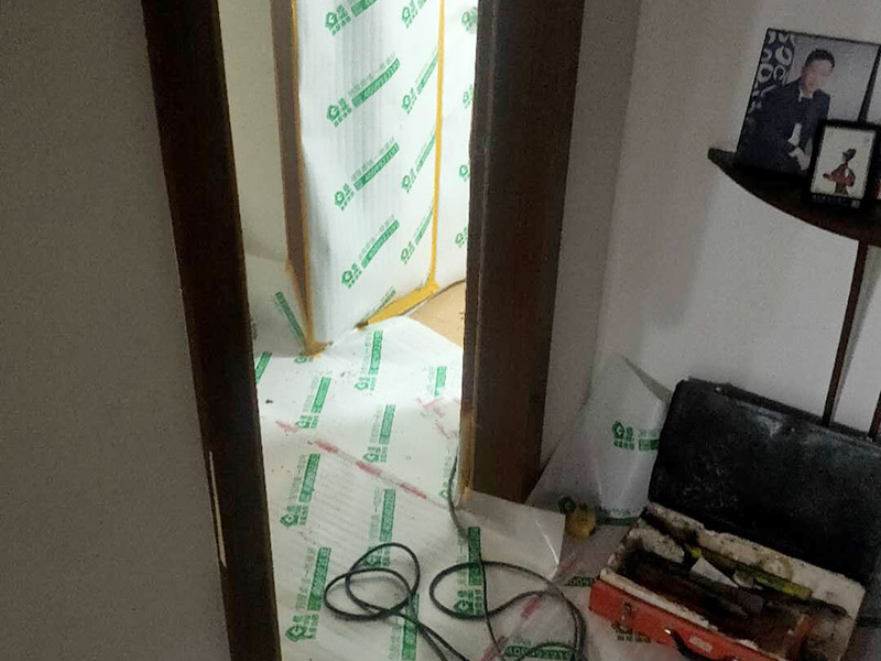 衛(wèi)生間拆除裝修:首先，拆除瓷磚時(shí)要用電，而電是從客廳臨時(shí)拉的，為了避免在施工過程中發(fā)生觸電的現(xiàn)象，最好將電拉進(jìn)衛(wèi)生間內(nèi)。其次，舊房改造拆除瓷磚時(shí)可以用沖擊電鉆，這種工具方便快捷，可自由更換。但在使用前應(yīng)檢查其是否靈活，可以通過空轉(zhuǎn)一分鐘的方法進(jìn)行檢驗(yàn)。用完之后及時(shí)進(jìn)行清理。最后，梯子也是必不可少的工具之一，它可以幫助工人拆掉處于高處的瓷磚，還可以架起臨時(shí)插座。 用具的拆除，這一工程根據(jù)施工工人工作的習(xí)慣，有兩種拆除方式，可以提前將其拆除，也可以在拆磚的過程中同時(shí)進(jìn)行。但并不是所有的用具都可以提前拆除，馬桶必須在瓷磚拆除之后才可以拆掉，要不然掉落的瓷磚會(huì)砸壞馬桶。用具拆除后，應(yīng)將露出的電線接口用絕緣的東西綁住。