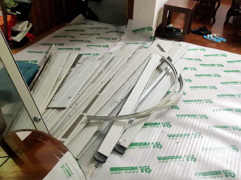 衛(wèi)生間拆除裝修:首先，拆除瓷磚時(shí)要用電，而電是從客廳臨時(shí)拉的，為了避免在施工過程中發(fā)生觸電的現(xiàn)象，最好將電拉進(jìn)衛(wèi)生間內(nèi)。其次，舊房改造拆除瓷磚時(shí)可以用沖擊電鉆，這種工具方便快捷，可自由更換。但在使用前應(yīng)檢查其是否靈活，可以通過空轉(zhuǎn)一分鐘的方法進(jìn)行檢驗(yàn)。用完之后及時(shí)進(jìn)行清理。最后，梯子也是必不可少的工具之一，它可以幫助工人拆掉處于高處的瓷磚，還可以架起臨時(shí)插座。 用具的拆除，這一工程根據(jù)施工工人工作的習(xí)慣，有兩種拆除方式，可以提前將其拆除，也可以在拆磚的過程中同時(shí)進(jìn)行。但并不是所有的用具都可以提前拆除，馬桶必須在瓷磚拆除之后才可以拆掉，要不然掉落的瓷磚會(huì)砸壞馬桶。用具拆除后，應(yīng)將露出的電線接口用絕緣的東西綁住。