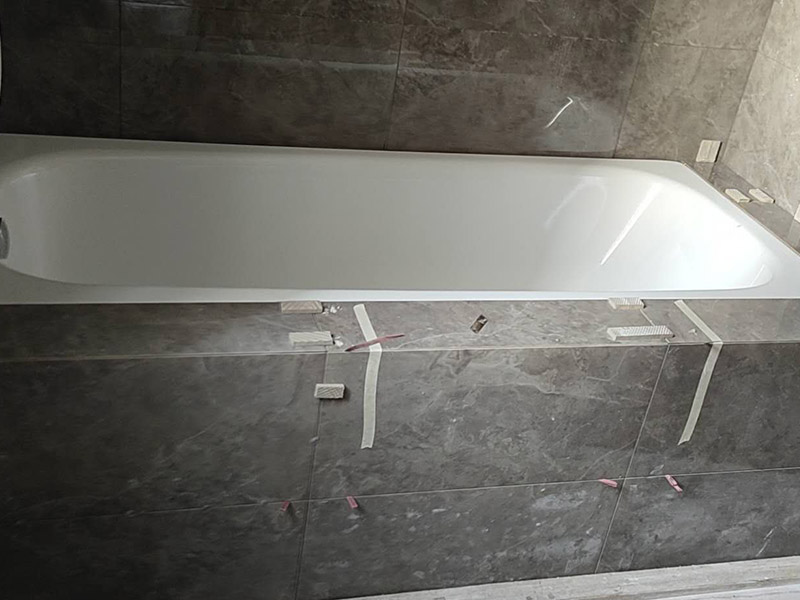 衛(wèi)生間浴缸安裝:1、在安裝裙板浴缸時(shí)，其裙板底部應(yīng)緊貼地面，樓板在排水處應(yīng)預(yù)留250～300mm洞孔，便于排水安裝，在浴缸排水端部墻體設(shè)置檢修孔。 2、其他各類浴缸可根據(jù)有關(guān)標(biāo)準(zhǔn)或用戶需求確定浴缸上平面高度。然后砌兩條磚基礎(chǔ)后安裝浴缸。如浴缸側(cè)邊砌裙墻，應(yīng)在浴缸排水處設(shè)置檢修孔或在排水端部墻上開設(shè)檢修孔。 3、各種浴缸冷、熱水龍頭或混合龍頭其高度應(yīng)高出浴缸上平面150mm。安裝時(shí)應(yīng)不損壞鍍鉻層。鍍鉻罩與墻面應(yīng)緊貼。 4、固定式淋浴器、軟管淋浴器其高度可按有關(guān)標(biāo)準(zhǔn)或按用戶需求安裝。 5、浴缸安裝上平面必須用水平尺校驗(yàn)平整，不得側(cè)斜。浴盆上口側(cè)邊與墻面結(jié)合處應(yīng)用密封膏填嵌密實(shí)。 6、浴缸排水與排水管連接應(yīng)牢固密實(shí)，且便于拆卸，連接處不得敞口。 7、水件安裝完畢后，應(yīng)該實(shí)驗(yàn)各個(gè)出水口是否暢順，并且關(guān)閉去水閥，給浴缸內(nèi)蓄水，觀察會(huì)不會(huì)漏水，最后再打開去水，觀察排水速度是否正常，并且看看有沒(méi)有水從浴缸底部溢出到外面。