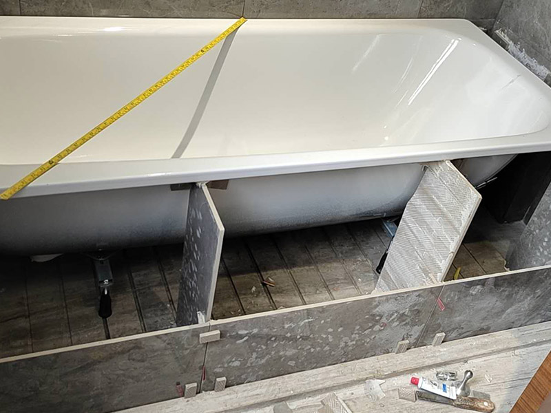 衛(wèi)生間浴缸安裝:1、在安裝裙板浴缸時(shí)，其裙板底部應(yīng)緊貼地面，樓板在排水處應(yīng)預(yù)留250～300mm洞孔，便于排水安裝，在浴缸排水端部墻體設(shè)置檢修孔。 2、其他各類浴缸可根據(jù)有關(guān)標(biāo)準(zhǔn)或用戶需求確定浴缸上平面高度。然后砌兩條磚基礎(chǔ)后安裝浴缸。如浴缸側(cè)邊砌裙墻，應(yīng)在浴缸排水處設(shè)置檢修孔或在排水端部墻上開設(shè)檢修孔。 3、各種浴缸冷、熱水龍頭或混合龍頭其高度應(yīng)高出浴缸上平面150mm。安裝時(shí)應(yīng)不損壞鍍鉻層。鍍鉻罩與墻面應(yīng)緊貼。 4、固定式淋浴器、軟管淋浴器其高度可按有關(guān)標(biāo)準(zhǔn)或按用戶需求安裝。 5、浴缸安裝上平面必須用水平尺校驗(yàn)平整，不得側(cè)斜。浴盆上口側(cè)邊與墻面結(jié)合處應(yīng)用密封膏填嵌密實(shí)。 6、浴缸排水與排水管連接應(yīng)牢固密實(shí)，且便于拆卸，連接處不得敞口。 7、水件安裝完畢后，應(yīng)該實(shí)驗(yàn)各個(gè)出水口是否暢順，并且關(guān)閉去水閥，給浴缸內(nèi)蓄水，觀察會(huì)不會(huì)漏水，最后再打開去水，觀察排水速度是否正常，并且看看有沒(méi)有水從浴缸底部溢出到外面。