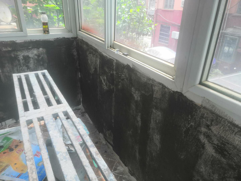 陽臺墻面修補翻新：陽臺地面的防水，第一就是要確保地面有一定的坡度向排水口傾斜。第二就是要確保陽臺和客廳至少要有2-3公分的高度差。接著，我們一起來看下陽臺防水如何先材與施工。陽臺防水我們可以選用通用型GS防水涂料或柔韌型防水JS防水涂料，也可以兩種交叉配合使用，防水都能達到理想效果。 特別是南方，陽臺窗的施工質量，通常是您家庭能否安然度過臺風季度的關鍵所在。陽臺窗的防水，第一要重視窗的質量，密封性要好。防水框的里外向不要搞錯。