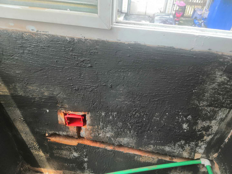 陽臺墻面修補翻新：陽臺地面的防水，第一就是要確保地面有一定的坡度向排水口傾斜。第二就是要確保陽臺和客廳至少要有2-3公分的高度差。接著，我們一起來看下陽臺防水如何先材與施工。陽臺防水我們可以選用通用型GS防水涂料或柔韌型防水JS防水涂料，也可以兩種交叉配合使用，防水都能達到理想效果。 特別是南方，陽臺窗的施工質量，通常是您家庭能否安然度過臺風季度的關鍵所在。陽臺窗的防水，第一要重視窗的質量，密封性要好。防水框的里外向不要搞錯。