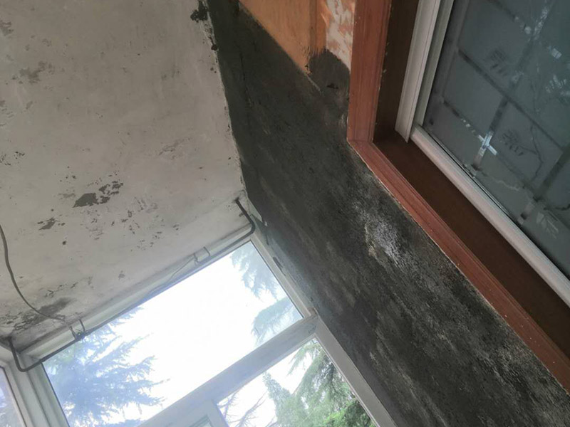 陽臺墻面修補翻新：陽臺地面的防水，第一就是要確保地面有一定的坡度向排水口傾斜。第二就是要確保陽臺和客廳至少要有2-3公分的高度差。接著，我們一起來看下陽臺防水如何先材與施工。陽臺防水我們可以選用通用型GS防水涂料或柔韌型防水JS防水涂料，也可以兩種交叉配合使用，防水都能達到理想效果。 特別是南方，陽臺窗的施工質量，通常是您家庭能否安然度過臺風季度的關鍵所在。陽臺窗的防水，第一要重視窗的質量，密封性要好。防水框的里外向不要搞錯。