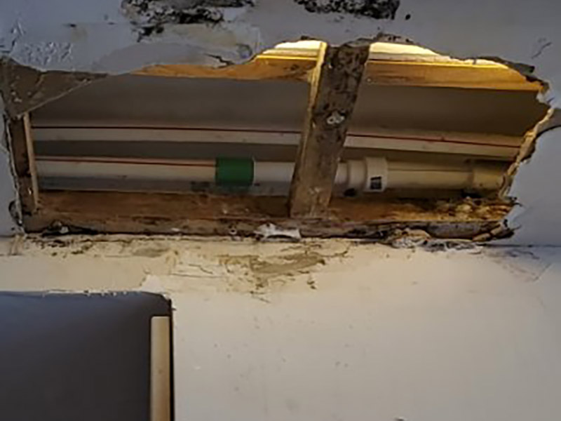 水管更換維修：檢查進(jìn)水管的螺絲，看是否生銹。 如果生銹可用扳手輕輕敲去銹。 螺絲一般是六角螺絲，好用方便。 同時(shí)擰下龍頭這邊的螺絲。 如果鐵銹太嚴(yán)重可用鉗子夾住一段，避免龍頭或者水管被擰壞。