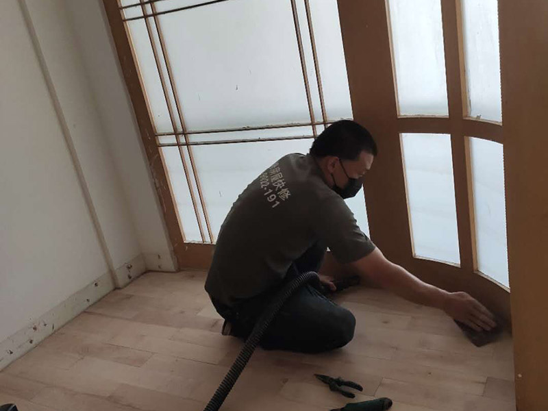 實(shí)木地板翻新打蠟：利用稀釋工具對(duì)中性清潔劑進(jìn)行合理比例的稀釋，利用清洗機(jī)和稀釋好的中性清潔劑將地面清洗干凈，盡量將地板打掃干凈。 在潔凈干燥的地表面落底蠟兩遍，然后利用風(fēng)干機(jī)對(duì)落蠟的地面進(jìn)行全面性的風(fēng)干；待底蠟干燥后，再在其表面落面蠟兩遍，利用風(fēng)干機(jī)對(duì)其進(jìn)行風(fēng)干。 待蠟面徹底干燥后，用高速拋光機(jī)配合拋光墊進(jìn)行均勻、勻速的拋光即可。經(jīng)打蠟拋光的地面，光亮整潔、自然鏡面可達(dá)到90％以上，感觀效果特佳。