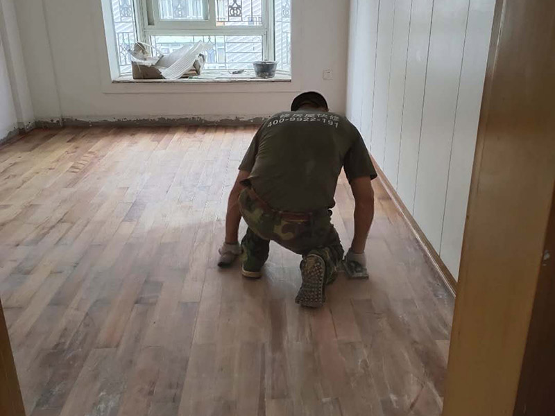 實(shí)木地板翻新打蠟：利用稀釋工具對(duì)中性清潔劑進(jìn)行合理比例的稀釋，利用清洗機(jī)和稀釋好的中性清潔劑將地面清洗干凈，盡量將地板打掃干凈。 在潔凈干燥的地表面落底蠟兩遍，然后利用風(fēng)干機(jī)對(duì)落蠟的地面進(jìn)行全面性的風(fēng)干；待底蠟干燥后，再在其表面落面蠟兩遍，利用風(fēng)干機(jī)對(duì)其進(jìn)行風(fēng)干。 待蠟面徹底干燥后，用高速拋光機(jī)配合拋光墊進(jìn)行均勻、勻速的拋光即可。經(jīng)打蠟拋光的地面，光亮整潔、自然鏡面可達(dá)到90％以上，感觀效果特佳。