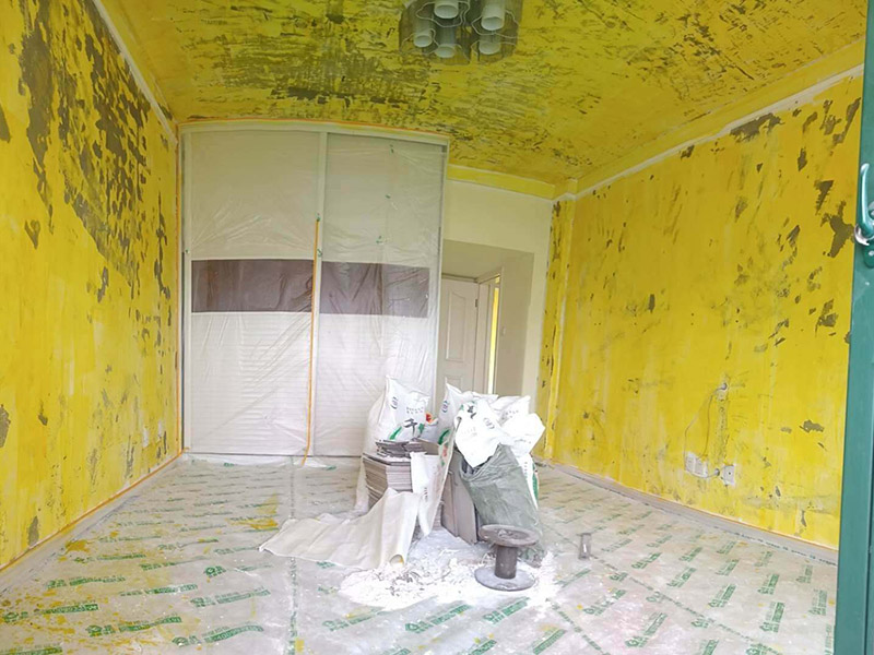 墻面基層刷防固漆：首先我們要把墻體上的工業(yè)大白鏟掉，這種工業(yè)大白是開發(fā)商為了交房刷的一層膩?zhàn)臃?，它會遮蓋空鼓裂縫，所以我們需要鏟掉，然后做基層處理，主要是處理空鼓和裂縫，空鼓用錘子敲開然后用水泥砂漿填平，裂縫就用嵌縫帶嵌上。接著刷一層界面劑，這個界面劑就是黃墻綠地的效果，可以稱為墻固地固，一般毛坯墻中都會含有工業(yè)氨水，而它會持續(xù)不斷的釋放一種有害氣體--氡氣，這個氡氣對我們的呼吸道和關(guān)節(jié)有一定的危害，所以界面劑一個作用就是為了防止墻體中的氡氣進(jìn)入室內(nèi)。也可以增加墻面和膩?zhàn)拥母街Γ鰪?qiáng)刷漆質(zhì)量。地固的話可以防止工地灰塵煙塵太大，會影響工人施工，另外也可以防止灰塵附著在某些家具表面，影響后期家具漆的效果。