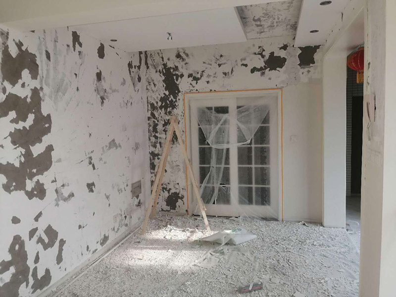 墻面基層刷防固漆：首先我們要把墻體上的工業(yè)大白鏟掉，這種工業(yè)大白是開發(fā)商為了交房刷的一層膩?zhàn)臃?，它會遮蓋空鼓裂縫，所以我們需要鏟掉，然后做基層處理，主要是處理空鼓和裂縫，空鼓用錘子敲開然后用水泥砂漿填平，裂縫就用嵌縫帶嵌上。接著刷一層界面劑，這個界面劑就是黃墻綠地的效果，可以稱為墻固地固，一般毛坯墻中都會含有工業(yè)氨水，而它會持續(xù)不斷的釋放一種有害氣體--氡氣，這個氡氣對我們的呼吸道和關(guān)節(jié)有一定的危害，所以界面劑一個作用就是為了防止墻體中的氡氣進(jìn)入室內(nèi)。也可以增加墻面和膩?zhàn)拥母街?，增?qiáng)刷漆質(zhì)量。地固的話可以防止工地灰塵煙塵太大，會影響工人施工，另外也可以防止灰塵附著在某些家具表面，影響后期家具漆的效果。