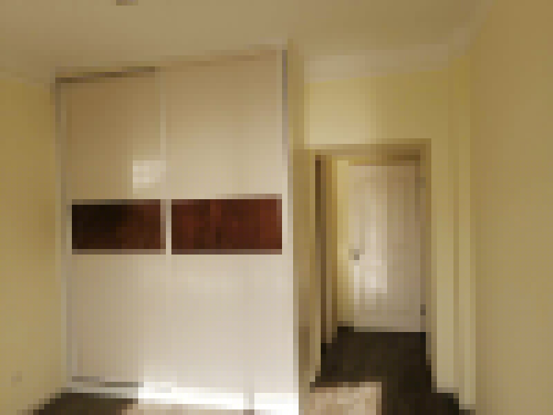 全屋裝修翻新：1、在新管道和舊管道對接前，有必要檢查舊管道是否疏通，避免日后費(fèi)事。2、廚房清潔間墻磚撤銷，表面找平很重要。廚房清潔間墻面的找平作業(yè)往往是業(yè)主忽略的環(huán)節(jié)。　　3、墻面施工是需要留心的一點(diǎn)。老墻面在改動(dòng)前必定要做墻面的底層處理，盡量鏟除原始墻面，通過從頭修補(bǔ)和處理，再刷乳膠漆方可保證新墻的穩(wěn)固?！　?、舊房中一般原有的水路管線都有許多不合理的布局或被腐蝕，所以需對水路進(jìn)行全面檢查。假如原有的管線是已被淘汰的鍍鋅管，在施工中有必要將其替換為銅管、鋁塑復(fù)合管或PP-R管。　　5、砸墻磚及地磚時(shí)，避免碎片堵塞下水道;只需表層厚度抵達(dá)4毫米的實(shí)木地板、實(shí)木復(fù)合地板和竹地板方可進(jìn)行改動(dòng)。此外，部分改動(dòng)還會(huì)構(gòu)成地板間的新舊差異，因此，不能盲目對地板進(jìn)行改動(dòng)。