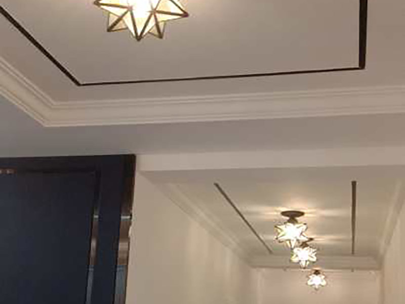 全屋燈具安裝：按照安裝說明書將個(gè)部件連成一體，燈內(nèi)穿線的長度應(yīng)適宜，多股軟線線頭應(yīng)搪錫，應(yīng)注意統(tǒng)一配線顏色，便于區(qū)分火線與零線。理順燈內(nèi)線路。 普通式燈頭安裝：將電源線留足維修長度后剪除余先并剝出線頭，用連接螺釘將燈座安裝在接線盒上。 掉線式燈頭安裝：將電源線留足維修長度后剪除余線并剝出線頭，將導(dǎo)線穿過燈頭底座，用連接螺釘將底座固定在接線盒上。取一段燈線，在一端接上燈頭，燈頭內(nèi)應(yīng)系好保險(xiǎn)扣，將燈線另一頭穿入底座蓋碗，燈線在蓋碗內(nèi)系好保險(xiǎn)扣并與底座上的電源線用壓接帽連接，旋上扣碗。