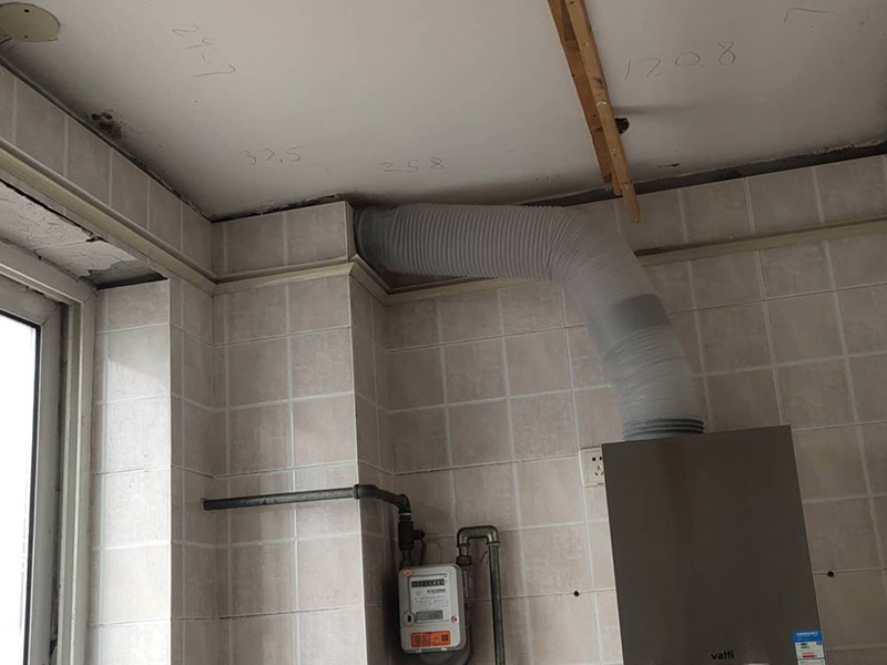 廚房屋頂防水維修：首先，用水泥砂漿找平，同時(shí)做好防水層和保護(hù)層，然后，檢查基層處理并進(jìn)行清理，要求不能有任何雜質(zhì)，且屋面必須保持干燥，否則會(huì)直接影響防水效果，最后，根據(jù)當(dāng)天的施工量配置相應(yīng)的瀝青，并參照從高到低、從遠(yuǎn)到近的順序，開始鋪貼屋面防水卷材。