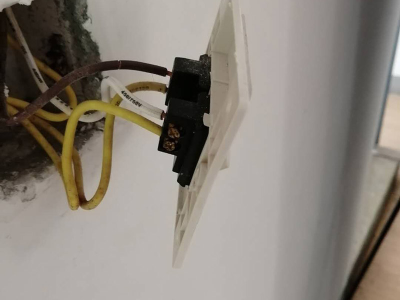 熱水器和插座安裝：首先在浴室外選擇通風(fēng)、安全、牢固的地方固定熱水器，周邊不能有易燃物，離電線氣管保持一米以上的距離。分辨熱水器下面三個接頭的功能作用，最左邊的一般為熱水管接頭，中間的為氣接頭，右邊的為進(jìn)水接頭，一定要看清標(biāo)識，不然接錯了麻煩就大了。熱水器與水管的連接要用專用高壓管或?qū)Ｓ密洑夤埽f不要用硬管直接連接，在高壓管與氣管之間要加裝減壓閥便于調(diào)壓和維修，安裝完后要檢查是否漏水漏氣，在安上排煙管到室外。