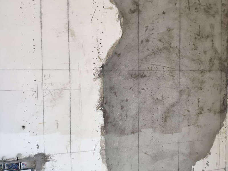 客廳背景墻裝修：1、電視背景墻軟包用的填充材料就是紡織面料和龍骨、木基層板等均應(yīng)進行防火處理。 2、墻面防潮處理應(yīng)均勻涂刷一層清油或滿鋪油紙。不得用瀝青油氈做防潮層。 3、木龍骨宜采用凹槽榫工藝預(yù)制，可整體或分片安裝，與墻體連接應(yīng)緊密、牢固。 4、填充材料制作尺寸應(yīng)正確，棱角應(yīng)方正，應(yīng)與木基層板粘接緊密。 5、織物面料裁剪時經(jīng)緯應(yīng)順直。安裝應(yīng)緊貼墻面，接縫應(yīng)嚴(yán)密，花紋應(yīng)吻合，無波紋起伏、翹邊和褶皺，表面應(yīng)清潔。 6、軟包布面與壓線條、貼臉線、踢腳板、電氣盒等交接處應(yīng)嚴(yán)密、順直、無毛邊。電氣盒蓋等開洞處，套割尺寸應(yīng)準(zhǔn)確。