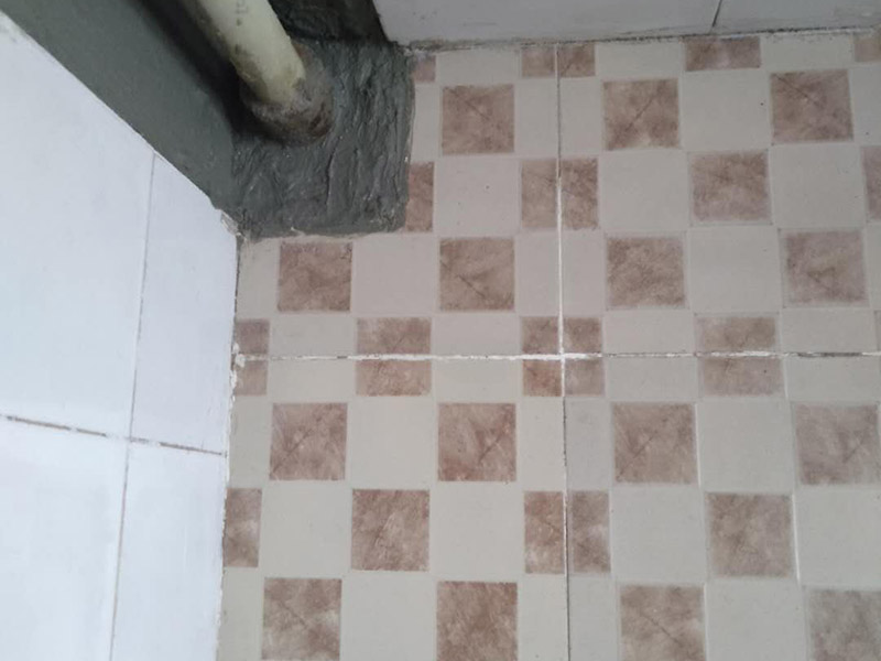 管道漏水修復(fù):首先根據(jù)施工圖看水管走向，如果漏水的位置后面埋有水管，可以先把家里面的水閘關(guān)掉，放干龍頭里面的水，如果一段時(shí)候后發(fā)現(xiàn)墻面水跡不見了，證明是水管出現(xiàn)問題。 如果是請的專業(yè)的維修師傅，可以讓師傅用打壓機(jī)直接打壓檢測，若確定是墻內(nèi)水管漏水，就可以直接鑿開墻壁找水管漏點(diǎn)。 可以先截?cái)嗨?，然后將暗水管漏水點(diǎn)的墻面開鑿，找到漏水的部分，先用小鋼鋸把漏水的地方鋸掉，注意鋸口要平。用砂紙把新露出的端口輕輕打磨，然后用接口套住，將備換的新管對準(zhǔn)接口口子，注意要對直。然后用熱熔器對新管道進(jìn)行熱熔連接。 或者是將鋸掉的管道清理干凈，用專用膠水涂在端口上，稍微晾一會(huì)兒;趁此時(shí)在&ldquo;竹節(jié)&rdquo;接頭內(nèi)涂上膠水。把端口和&ldquo;竹節(jié)&rdquo;連接，然后反復(fù)轉(zhuǎn)動(dòng)，直到牢固。同樣的方法去連接另一端。最后在接縫處再涂適量的膠水，確保不滲漏。