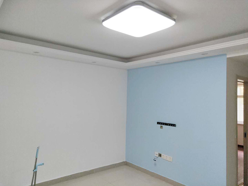 如果原墻面只是簡單的變舊bai沒有剝du離現(xiàn)象，可以直接清理干凈，用滾刷或噴涂zhi機滾（噴）一遍云泉水性漆dao，等干透然后在上二遍就OK了！ 如果有裂縫或爆皮的，需要清理干凈浮塵再用鏟除墻面，有坑不平處用石膏找平，有裂縫的用布袋或網(wǎng)刷乳白膠粘貼到裂縫處，裂縫處需要刮兩遍膩子第一遍是為了黏住布袋和網(wǎng)，第二遍找平，最后墻面一定要平整，然后再刷云泉水性漆就可以了！也是刷兩遍就OK了！