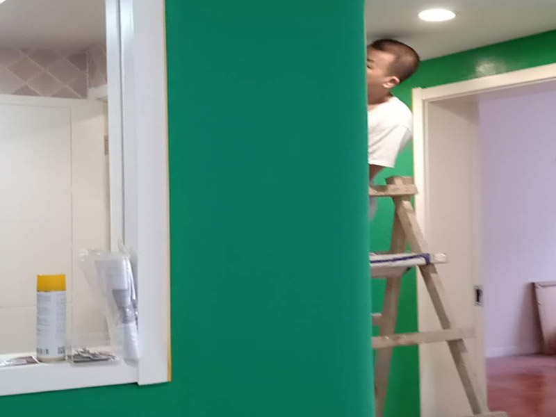 墻面乳膠漆改色：如果原來的乳膠漆墻面沒有出現(xiàn)太大的裂痕或是掉皮，僅僅只是墻面表面舊了的話就可以直接涂刷。 要是原來的墻面出現(xiàn)質(zhì)量問題，就要先把原來的墻面處理清楚才可以進(jìn)行涂刷。比如出現(xiàn)裂紋的話，首先在裂紋的兩旁鏟除10cm寬，在把鏟除的地方清理干凈后，然后用108膠粘貼&ldquo;滌綸&rdquo;布，再用石膏找平，最后涂上要改的顏色即可。如果墻面掉皮，有可能是墻面滲水造成的，這個(gè)問題就比較嚴(yán)重，需要鏟除全部的墻面再進(jìn)行重新施工。