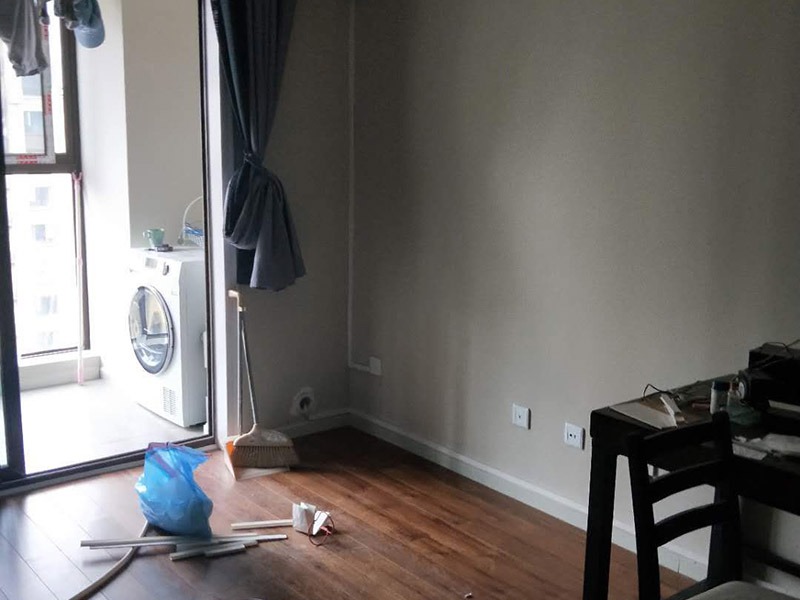 全屋線路明管安裝:明線管安裝在墻面，不是很好，線卡、接線盒和開關安裝在墻面不好看，主要是開關和線管交接處就不好處理。建議你采用PVC槽板安裝，方正，固定的釘在槽板內，開關和槽板接處很好，如果發(fā)生什么問題也好處理。