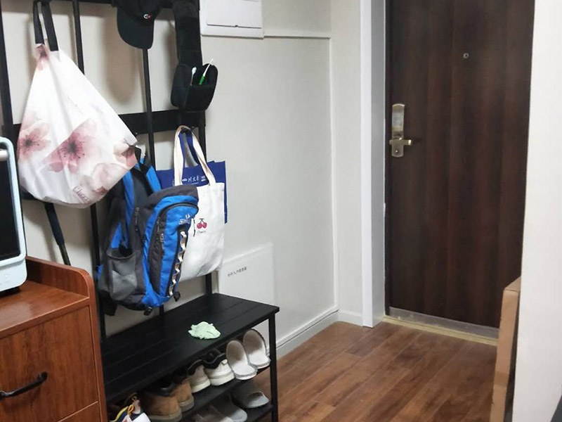 全屋線路明管安裝:明線管安裝在墻面，不是很好，線卡、接線盒和開關安裝在墻面不好看，主要是開關和線管交接處就不好處理。建議你采用PVC槽板安裝，方正，固定的釘在槽板內，開關和槽板接處很好，如果發(fā)生什么問題也好處理。