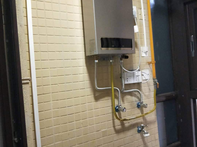 全屋線路明管安裝:明線管安裝在墻面，不是很好，線卡、接線盒和開關安裝在墻面不好看，主要是開關和線管交接處就不好處理。建議你采用PVC槽板安裝，方正，固定的釘在槽板內，開關和槽板接處很好，如果發(fā)生什么問題也好處理。