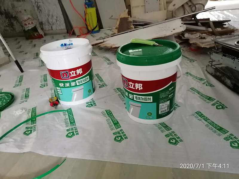 舊房墻面翻新裝修:先用刀或鐵刷去除剝落墻面的漆膜，再用砂紙磨平表面即可。進(jìn)行墻面刷漆翻新，那就需要把粘貼的壁紙給拆下來，不然壁紙遮蓋住的地方會看不到。以批土刀將批土填平凹洞裂縫，等到完全干燥后，再用砂紙磨平。墻面病變可能有污漬、起泡、開裂、片落或粉化等很多種，這些都要針對進(jìn)行處理。底漆&rdquo;涂料是專門用于墻面不需特別處理的壁面，至于有問題的壁面就必須先針對其問題，選擇特殊且專治此特殊問題的&ldquo;底漆&rdquo;。 乳膠漆的施工方法主要有三種，刷涂、滾涂和噴涂；不管哪種涂刷法，一定要注意使用底漆，既保護(hù)墻面又可省錢。底漆可以使底材疏松度均一，提高面漆的涂布率，節(jié)省面漆。底漆比面漆便宜很多，這樣一來花費(fèi)反而會更少。其次，刷一遍漆能夠幫助面漆提高漆膜的豐滿度，讓人覺得顏色飽滿，更有質(zhì)感。