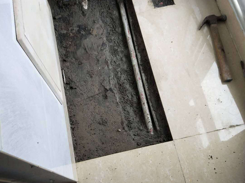 水管打壓測漏點(diǎn)：先關(guān)掉房屋進(jìn)水管總閥門。接下來關(guān)掉房屋內(nèi)所有水龍頭開關(guān)、所有角閥開關(guān)，并拆掉熱水器的進(jìn)水管（防止打壓時(shí)損壞熱水器）。先拆掉一個(gè)水龍頭進(jìn)行保壓測試，用打壓器打8到10公斤水壓進(jìn)行測試，看是否保壓，結(jié)果保不住壓，初步說明業(yè)主家自來水管有漏水嫌疑。然后繼續(xù)打氣壓測試，測試的結(jié)果同樣掉壓，可以判定該屋自來水管存在漏水現(xiàn)象。 經(jīng)過專業(yè)測漏儀器中&ldquo;頻譜分析、濾波分析和精測&rdquo;三種方法的檢測，最終結(jié)果都指向同一位置，那么，可以確定該處位置為房屋自來水管道的漏水點(diǎn)。 確定房屋自來水管道的&ldquo;漏水點(diǎn)&rdquo;位置后，開始現(xiàn)場挖掘。