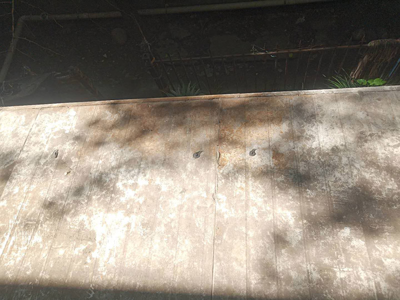 雨棚防水施工：1、待軟性防水層充分冷卻后，將塑料彩條棚布鋪設(shè)其上形成浮筑層(兩塊棚布須重疊)，起剛性水泥層和軟性防水層滑動間隔用。 2、鋪設(shè)5厘米厚的細(xì)石混凝土，內(nèi)用4毫米直徑的鐵絲結(jié)成孔徑小于10&times;10厘米的鐵絲網(wǎng)，加強(qiáng)混凝土的抗拉力。 3、剛性水泥層與女兒墻、立墻間留分格縫，可有效地防止其開裂。 4、大面積屋頂須設(shè)置分格縫，縫隙2厘米，鋼筋在分格縫必須分開。混凝土充分干透后，分格縫內(nèi)清掃干凈，并填充防水油膏。分格縫因順坡度設(shè)置并錯開軟性防水層接縫。因分格縫的防水質(zhì)量難保證，必須嚴(yán)格操作。 5、剛性層鋪設(shè)時，表面必須形成坡度，加快積水排出屋面。 整個防水屋面鋪設(shè)完畢后，防水層由七層組成：防水油膏、油毛氈、防水油膏、油毛氈、防水油膏、塑料彩條棚布、混凝土。