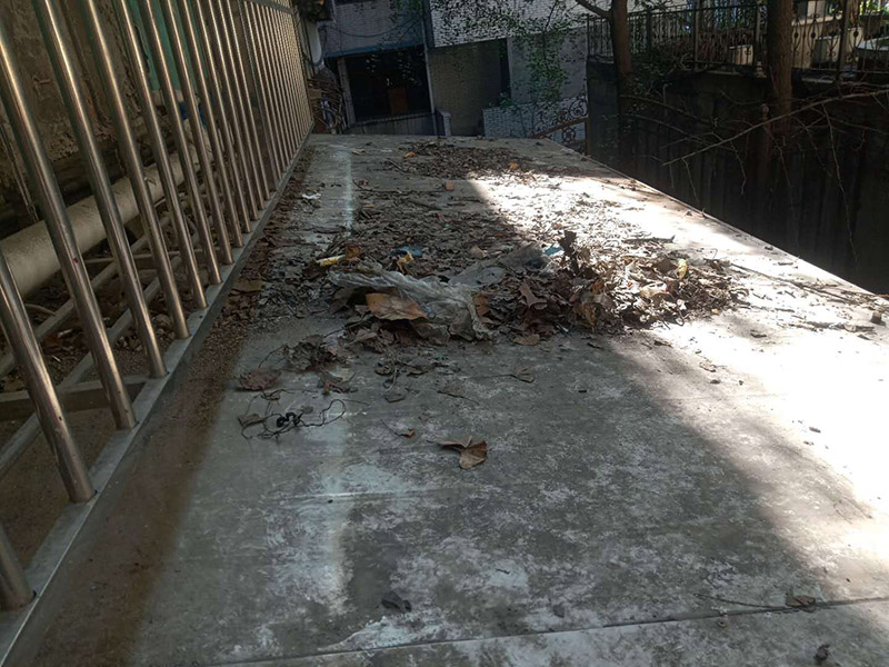 雨棚防水施工：1、待軟性防水層充分冷卻后，將塑料彩條棚布鋪設(shè)其上形成浮筑層(兩塊棚布須重疊)，起剛性水泥層和軟性防水層滑動間隔用。 2、鋪設(shè)5厘米厚的細(xì)石混凝土，內(nèi)用4毫米直徑的鐵絲結(jié)成孔徑小于10&times;10厘米的鐵絲網(wǎng)，加強(qiáng)混凝土的抗拉力。 3、剛性水泥層與女兒墻、立墻間留分格縫，可有效地防止其開裂。 4、大面積屋頂須設(shè)置分格縫，縫隙2厘米，鋼筋在分格縫必須分開?；炷脸浞指赏负?，分格縫內(nèi)清掃干凈，并填充防水油膏。分格縫因順坡度設(shè)置并錯開軟性防水層接縫。因分格縫的防水質(zhì)量難保證，必須嚴(yán)格操作。 5、剛性層鋪設(shè)時，表面必須形成坡度，加快積水排出屋面。 整個防水屋面鋪設(shè)完畢后，防水層由七層組成：防水油膏、油毛氈、防水油膏、油毛氈、防水油膏、塑料彩條棚布、混凝土。