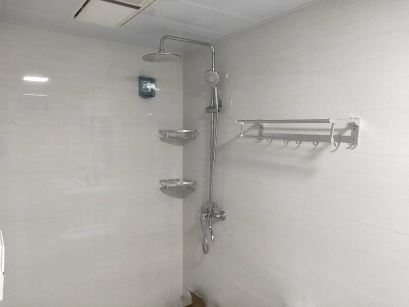 浴室柜花灑安裝：掛墻式帶花灑的浴室柜安裝方法：首先檢查墻體是否實(shí)芯（否則改用落地式），按選定的孔位，用沖擊鉆在墻面上打孔（安裝完臺(tái)面距地面83cm），將掛墻配件中的塞了裝入孔中，再用自攻螺絲將柜與封面鎖緊，也可用膨脹螺絲安裝。柜子安裝完畢后，再把臺(tái)面盆對(duì)準(zhǔn)棋局子的木笱，調(diào)節(jié)放平。 落地式帶花灑的浴室柜安裝方法：柜體橫放，將柜肢組件通過(guò)雙頭螺桿擰在固定片上，然后放平柜子擺適當(dāng)?shù)奈恢?，柜腳盡量往外側(cè)模板靠，使柜體受力均衡。并通過(guò)地腳螺絲調(diào)整到水平。擺放時(shí)看四個(gè)腳是否平穩(wěn)。如不在同一水平線(xiàn)上，柜體受力不均勻，線(xiàn)條扭曲，不但影響美觀(guān)，而且影響使用壽命。