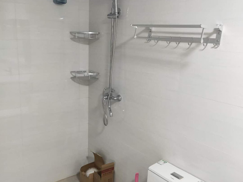 浴室柜花灑安裝：掛墻式帶花灑的浴室柜安裝方法：首先檢查墻體是否實(shí)芯（否則改用落地式），按選定的孔位，用沖擊鉆在墻面上打孔（安裝完臺(tái)面距地面83cm），將掛墻配件中的塞了裝入孔中，再用自攻螺絲將柜與封面鎖緊，也可用膨脹螺絲安裝。柜子安裝完畢后，再把臺(tái)面盆對(duì)準(zhǔn)棋局子的木笱，調(diào)節(jié)放平。 落地式帶花灑的浴室柜安裝方法：柜體橫放，將柜肢組件通過(guò)雙頭螺桿擰在固定片上，然后放平柜子擺適當(dāng)?shù)奈恢茫衲_盡量往外側(cè)模板靠，使柜體受力均衡。并通過(guò)地腳螺絲調(diào)整到水平。擺放時(shí)看四個(gè)腳是否平穩(wěn)。如不在同一水平線(xiàn)上，柜體受力不均勻，線(xiàn)條扭曲，不但影響美觀(guān)，而且影響使用壽命。