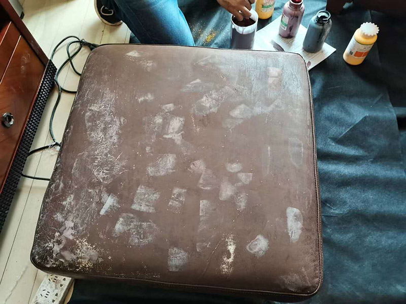 真皮沙發(fā)維修翻新：1、上漆翻新：如果皮沙發(fā)表面只是臟污、脫色、磨損老化、折痕、碎裂、裂痕，就可以采用上漆翻新的方法，上漆翻新便是將皮沙發(fā)表面磨損、破裂修補(bǔ)修復(fù)好，然后調(diào)配與沙發(fā)原來一樣顏色的皮革漆，重新為皮沙發(fā)上一次漆，讓皮沙發(fā)恢復(fù)全新的色彩。 2、貼皮翻新：對(duì)于表面破損嚴(yán)重、破裂成洞的皮沙發(fā)，就可以采用貼皮翻新方法，就是為沙發(fā)破損嚴(yán)重的部位重新貼上一層新的皮革，然后再為沙發(fā)重新上漆讓它恢復(fù)一樣相同的顏色。也可以全套沙發(fā)貼皮翻新，不需要拆開沙發(fā)就可為沙發(fā)換上一層全新的皮面。