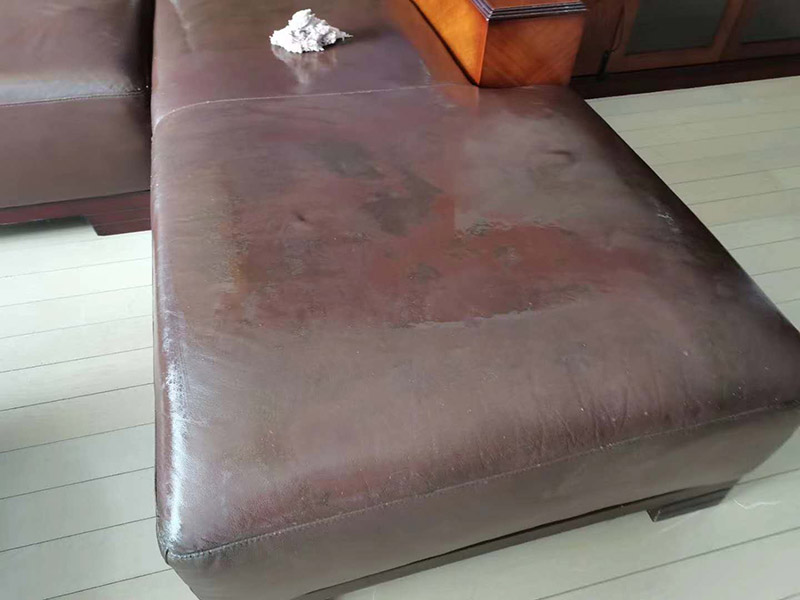 真皮沙發(fā)維修翻新：1、上漆翻新：如果皮沙發(fā)表面只是臟污、脫色、磨損老化、折痕、碎裂、裂痕，就可以采用上漆翻新的方法，上漆翻新便是將皮沙發(fā)表面磨損、破裂修補(bǔ)修復(fù)好，然后調(diào)配與沙發(fā)原來一樣顏色的皮革漆，重新為皮沙發(fā)上一次漆，讓皮沙發(fā)恢復(fù)全新的色彩。 2、貼皮翻新：對(duì)于表面破損嚴(yán)重、破裂成洞的皮沙發(fā)，就可以采用貼皮翻新方法，就是為沙發(fā)破損嚴(yán)重的部位重新貼上一層新的皮革，然后再為沙發(fā)重新上漆讓它恢復(fù)一樣相同的顏色。也可以全套沙發(fā)貼皮翻新，不需要拆開沙發(fā)就可為沙發(fā)換上一層全新的皮面。