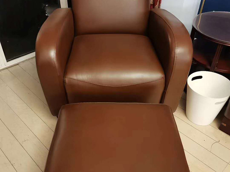 真皮沙發(fā)維修翻新：1、上漆翻新：如果皮沙發(fā)表面只是臟污、脫色、磨損老化、折痕、碎裂、裂痕，就可以采用上漆翻新的方法，上漆翻新便是將皮沙發(fā)表面磨損、破裂修補(bǔ)修復(fù)好，然后調(diào)配與沙發(fā)原來一樣顏色的皮革漆，重新為皮沙發(fā)上一次漆，讓皮沙發(fā)恢復(fù)全新的色彩。 2、貼皮翻新：對(duì)于表面破損嚴(yán)重、破裂成洞的皮沙發(fā)，就可以采用貼皮翻新方法，就是為沙發(fā)破損嚴(yán)重的部位重新貼上一層新的皮革，然后再為沙發(fā)重新上漆讓它恢復(fù)一樣相同的顏色。也可以全套沙發(fā)貼皮翻新，不需要拆開沙發(fā)就可為沙發(fā)換上一層全新的皮面。