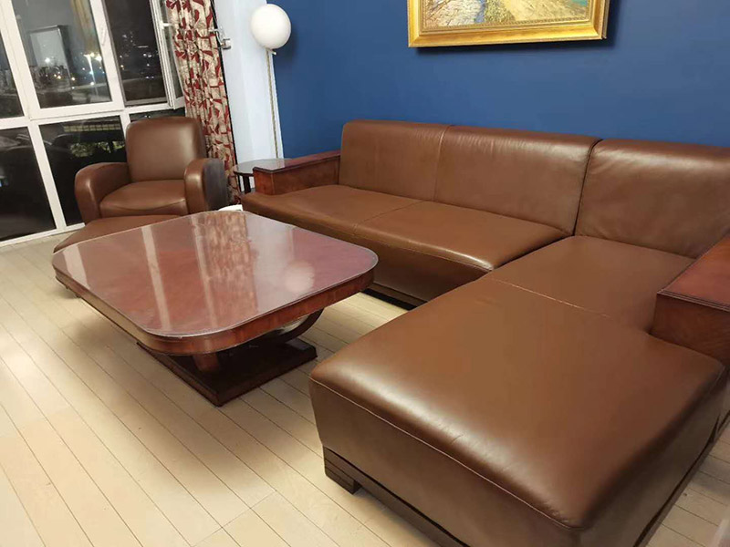 真皮沙發(fā)維修翻新：1、上漆翻新：如果皮沙發(fā)表面只是臟污、脫色、磨損老化、折痕、碎裂、裂痕，就可以采用上漆翻新的方法，上漆翻新便是將皮沙發(fā)表面磨損、破裂修補(bǔ)修復(fù)好，然后調(diào)配與沙發(fā)原來一樣顏色的皮革漆，重新為皮沙發(fā)上一次漆，讓皮沙發(fā)恢復(fù)全新的色彩。 2、貼皮翻新：對(duì)于表面破損嚴(yán)重、破裂成洞的皮沙發(fā)，就可以采用貼皮翻新方法，就是為沙發(fā)破損嚴(yán)重的部位重新貼上一層新的皮革，然后再為沙發(fā)重新上漆讓它恢復(fù)一樣相同的顏色。也可以全套沙發(fā)貼皮翻新，不需要拆開沙發(fā)就可為沙發(fā)換上一層全新的皮面。