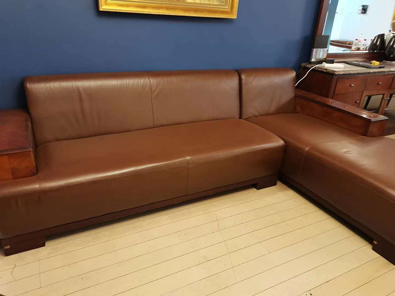 真皮沙發(fā)維修翻新：1、上漆翻新：如果皮沙發(fā)表面只是臟污、脫色、磨損老化、折痕、碎裂、裂痕，就可以采用上漆翻新的方法，上漆翻新便是將皮沙發(fā)表面磨損、破裂修補(bǔ)修復(fù)好，然后調(diào)配與沙發(fā)原來一樣顏色的皮革漆，重新為皮沙發(fā)上一次漆，讓皮沙發(fā)恢復(fù)全新的色彩。 2、貼皮翻新：對(duì)于表面破損嚴(yán)重、破裂成洞的皮沙發(fā)，就可以采用貼皮翻新方法，就是為沙發(fā)破損嚴(yán)重的部位重新貼上一層新的皮革，然后再為沙發(fā)重新上漆讓它恢復(fù)一樣相同的顏色。也可以全套沙發(fā)貼皮翻新，不需要拆開沙發(fā)就可為沙發(fā)換上一層全新的皮面。