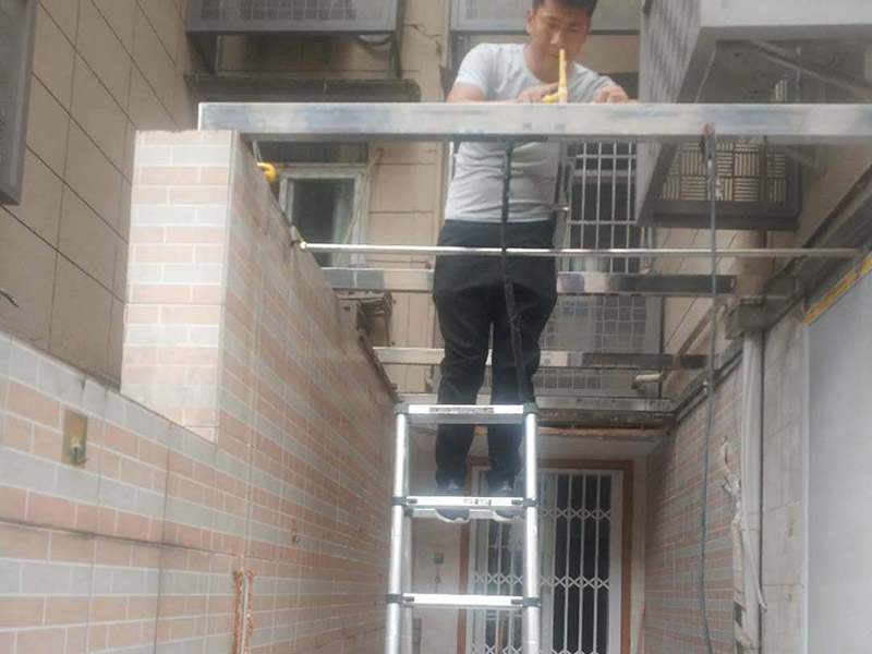 頂棚安裝維修：首先應在墻面彈出標高線,在墻的兩端固定壓線條,用水泥釘與墻面固定牢固。 依據(jù)設(shè)計標高，沿墻面四周彈線，作為頂棚安裝的標準線，其水平允許偏差&plusmn;5毫米。      遇藻井吊頂時,應從下固定壓條,陰陽角用壓條連接。注意預留出照明線的出口。吊頂面積大時,應在中間鋪設(shè)龍骨。      吊點間距應當復驗，一般不上人吊頂為1200~1500毫米，上人吊頂為900~1200毫米。      面板安裝前應對安裝完的龍骨和面板板材進行檢查，符合要求后再進行安裝。