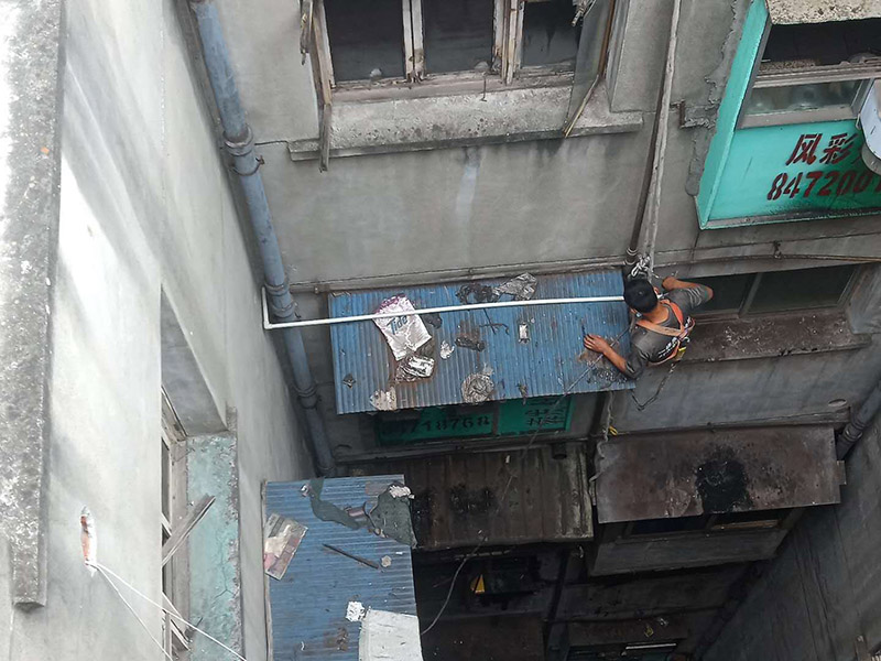 水管更換維修:首先，應(yīng)先關(guān)掉自來水閥門，再觀察漏水點(diǎn)，查看破裂處是什么狀況其次，觀察破裂處嚴(yán)重程度，如果只是有裂紋了，從裂紋往外溢水的話，就簡單了，可以去門口的五金店買來專門用于修補(bǔ)塑料管破裂的膠水，千萬要注意不要隨便使用膠水，要用專業(yè)的不會污染水質(zhì)的特殊膠水。