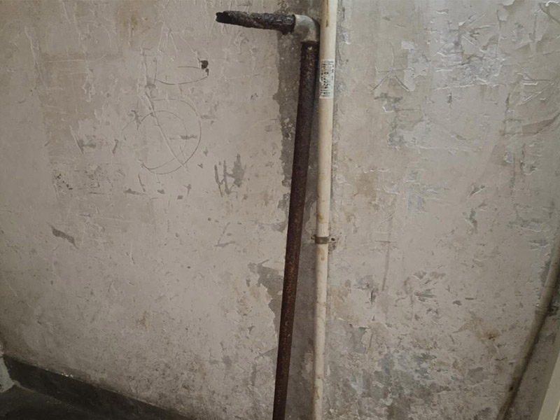 水管更換維修:首先，應(yīng)先關(guān)掉自來水閥門，再觀察漏水點(diǎn)，查看破裂處是什么狀況其次，觀察破裂處嚴(yán)重程度，如果只是有裂紋了，從裂紋往外溢水的話，就簡單了，可以去門口的五金店買來專門用于修補(bǔ)塑料管破裂的膠水，千萬要注意不要隨便使用膠水，要用專業(yè)的不會污染水質(zhì)的特殊膠水。