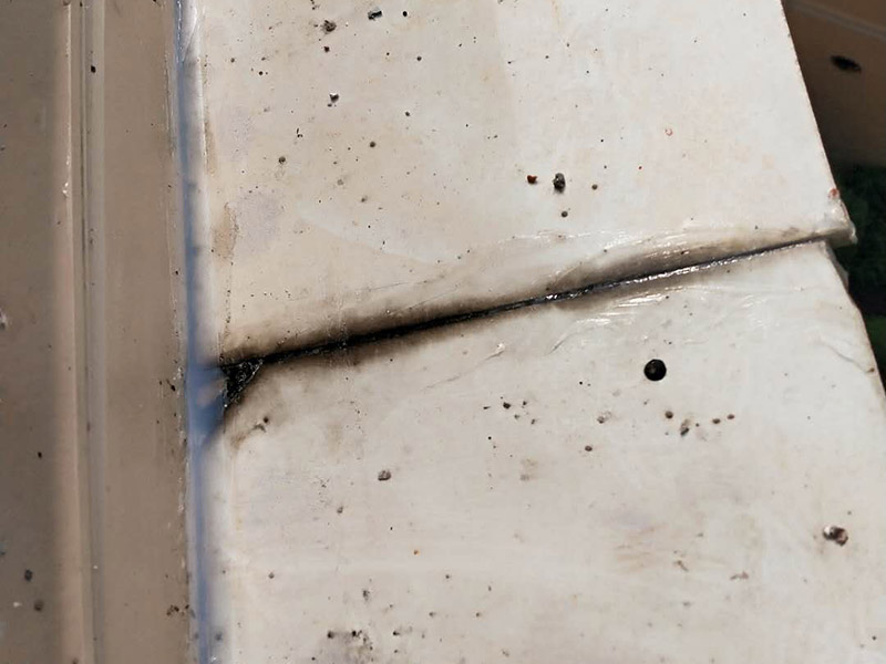 陽臺(tái)外墻瓷磚修補(bǔ)：檢查瓷磚有無大面積的瓷磚起殼、疏松和剝落現(xiàn)象，若有應(yīng)先進(jìn)行修補(bǔ)；然后確保基層表面應(yīng)無明水、浮渣和雜物。對(duì)于瓷磚縫中的2~3毫米的細(xì)小縫隙或明顯的凹槽，可以先用瓷磚填縫劑進(jìn)行填補(bǔ)處理。配制涂料時(shí)，可以將粉料組分的量適當(dāng)提高一些，以提高與基層的粘結(jié)力和便于操作。施工用涂料應(yīng)隨配隨用。嵌縫要盡量均勻，瓷磚粘結(jié)劑與基層之間不能有氣泡，以求粘結(jié)嚴(yán)實(shí)。